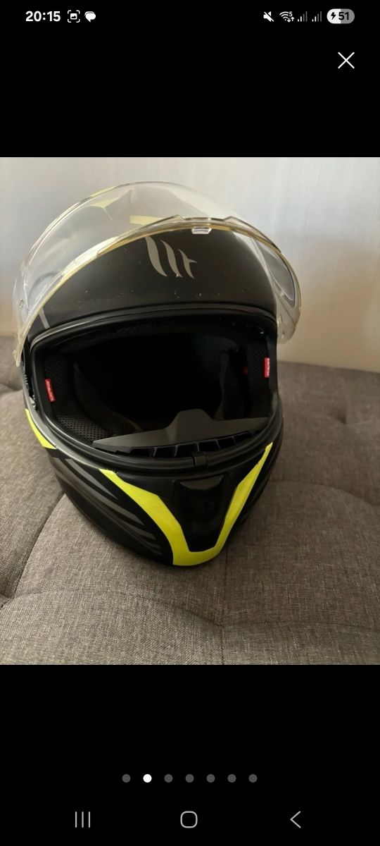 Casco de moto MT negro y amarillo