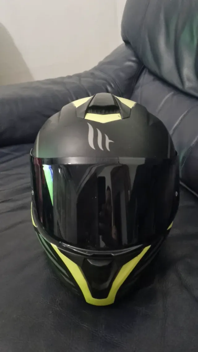 Casco de moto MT negro y amarillo
