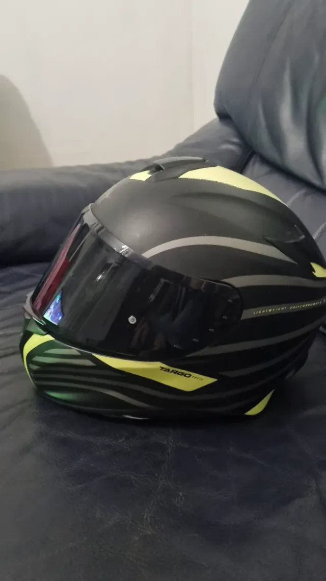 Casco de moto MT negro y amarillo