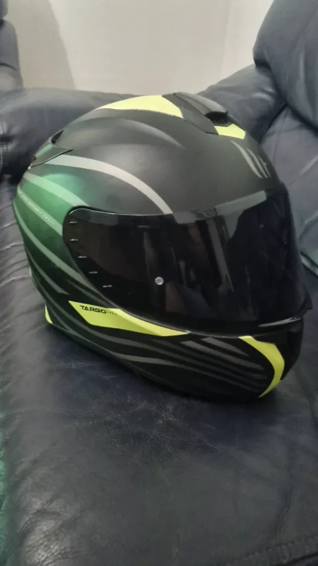 Casco de moto MT negro y amarillo