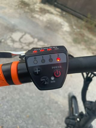 Bicicleta eléctrica con cargador