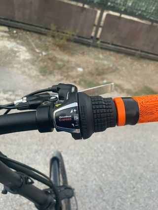 Bicicleta eléctrica con cargador
