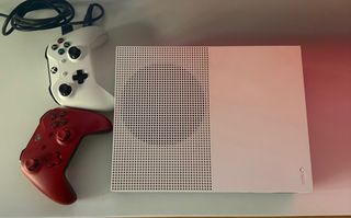 Consola Xbox One S + 2 Mandos (Rojo y Blanco)