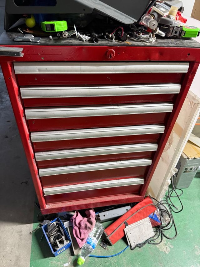 Carro de herramientas rojo