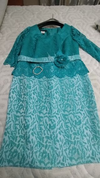 Traje de fiesta verde azulado con encaje
