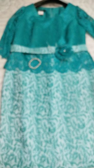 Traje de fiesta verde azulado con encaje