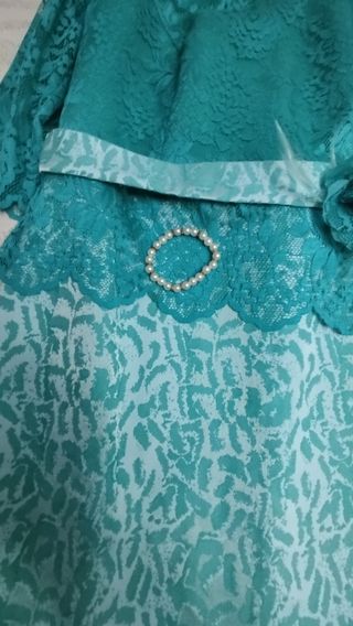 Traje de fiesta verde azulado con encaje