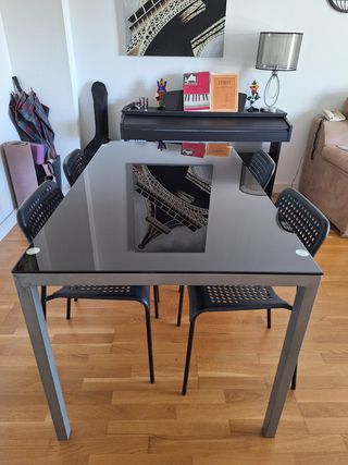 Mesa comedor cristal negro y metal y 4 sillas 