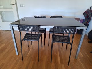 Mesa comedor cristal negro y metal y 4 sillas 