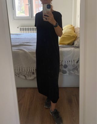 Vestido negro largo con abertura lateral