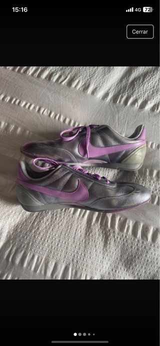 Zapatillas Nike plateadas y moradas