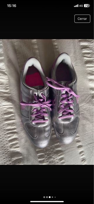 Zapatillas Nike plateadas y moradas