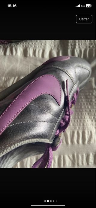 Zapatillas Nike plateadas y moradas