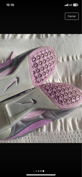 Zapatillas Nike plateadas y moradas