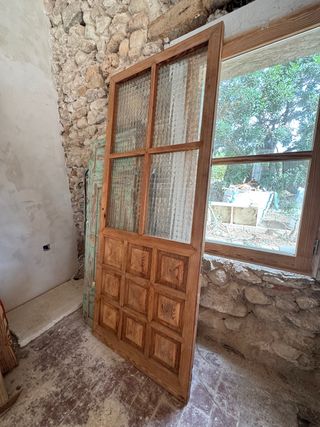 Puerta antigua madera acristalada
