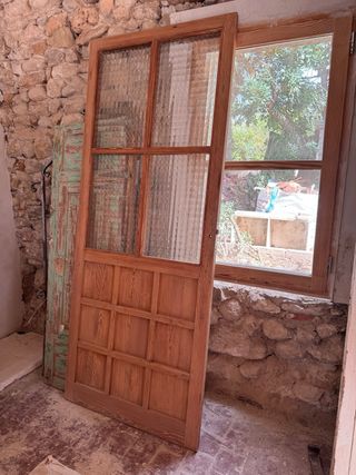 Puerta antigua madera acristalada