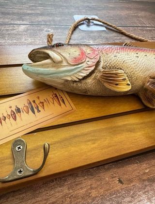 PERCHERO COLGANTE TRUCHA 3D RELIEVE PESCA MOSCA