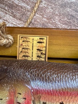 PERCHERO COLGANTE TRUCHA 3D RELIEVE PESCA MOSCA