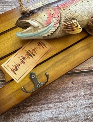 PERCHERO COLGANTE TRUCHA 3D RELIEVE PESCA MOSCA