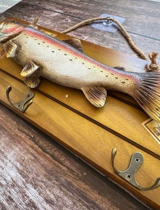 PERCHERO COLGANTE TRUCHA 3D RELIEVE PESCA MOSCA