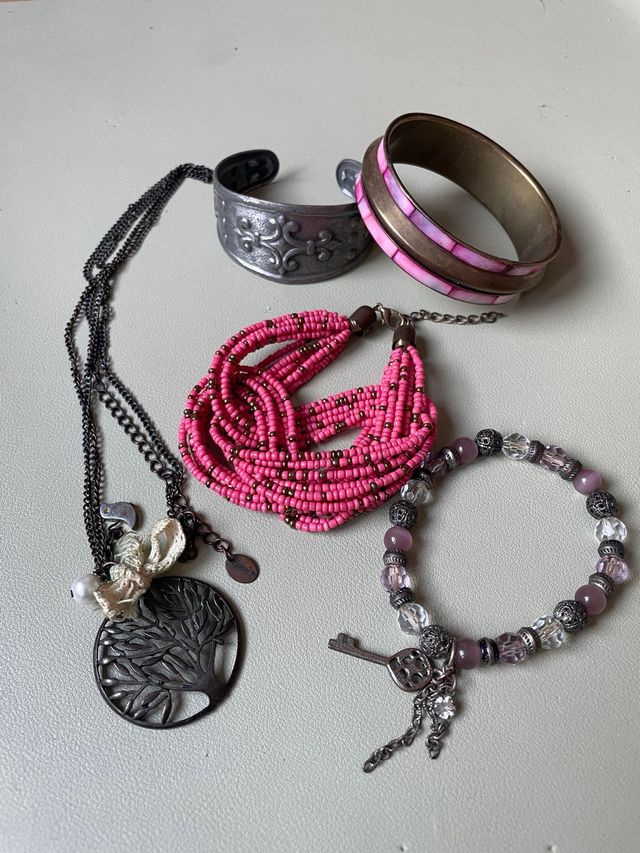 lote pulseras y colgante