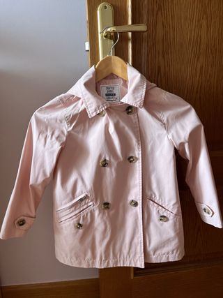 Gabardina rosa claro con capucha