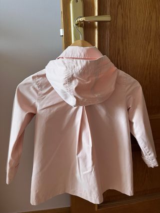 Gabardina rosa claro con capucha