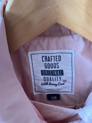 Gabardina rosa claro con capucha