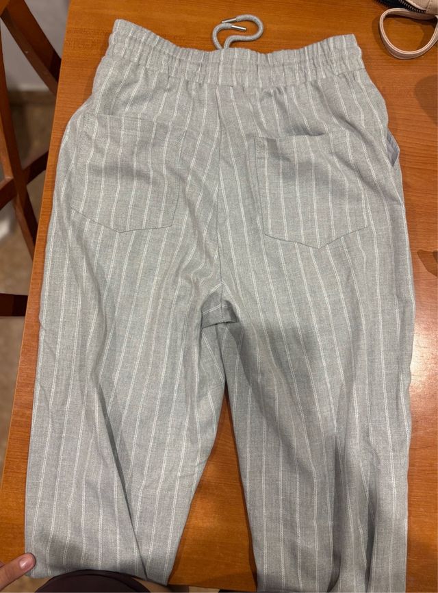 Pantalón Stradivarius de rayas gris