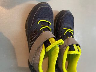 Botas de montaña azules y amarillas