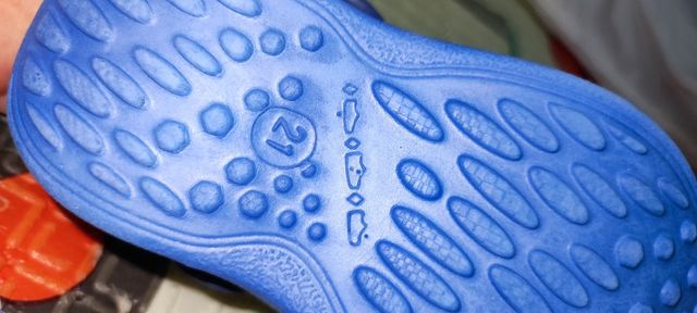 Dos pares de zuecos infantiles azules Bobbi Shoes