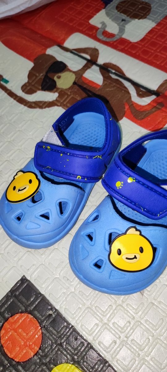 Dos pares de zuecos infantiles azules Bobbi Shoes