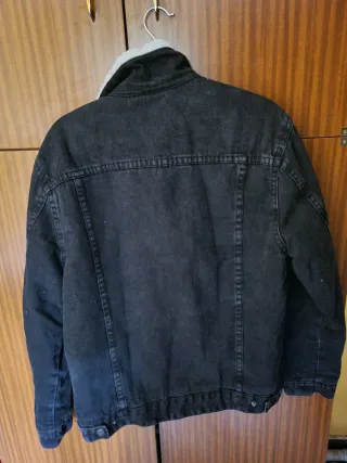 Chaqueta vaquera negra Bershka borreguillo Talla L
