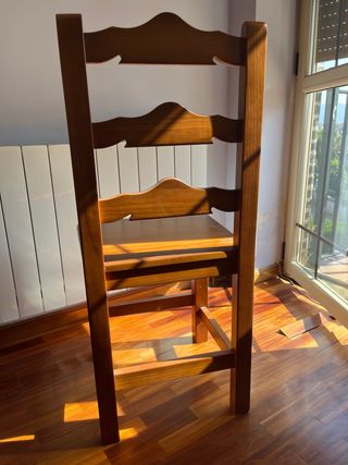 Silla de madera de pino