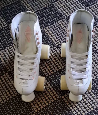 Patines blancos de 4 ruedas, talla 34.
