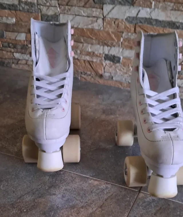 Patines blancos de 4 ruedas, talla 34.