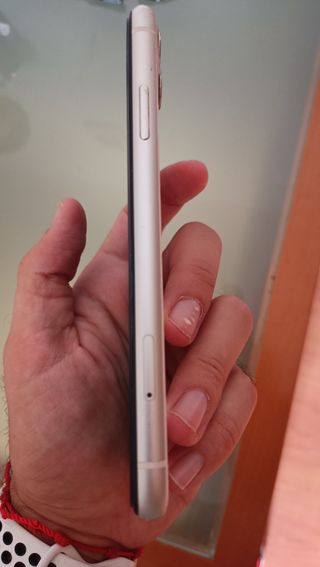 iPhone 11 128GB 86% batería + AirPods Pro 2nd gen