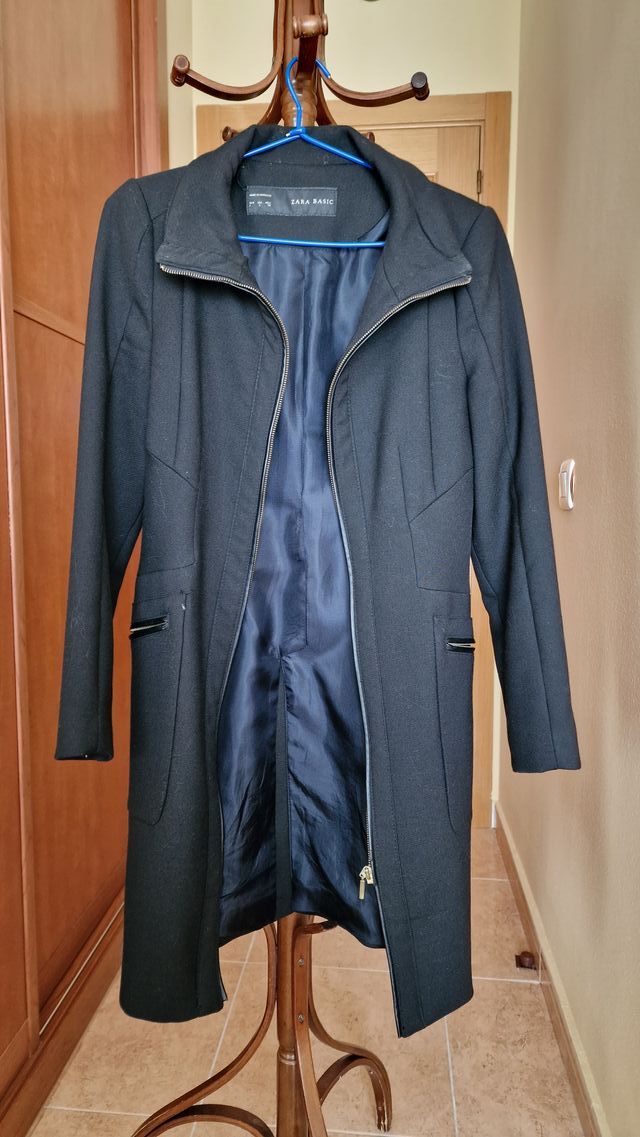 Abrigo de mujer color negro marca Zara