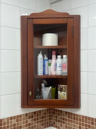 Mueble esquinero de madera y cristali