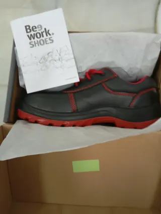 Zapatos de trabajo Be9 negros y rojos