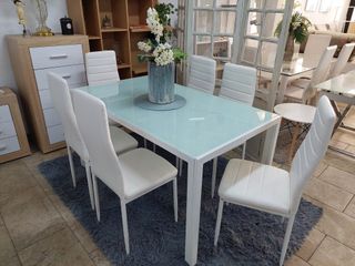 Mesa de comedor con 6 sillas blancas