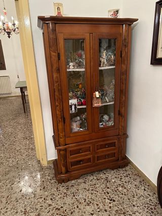 Vetrina in legno con ante in vetro