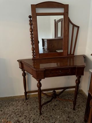 Vetrina in legno con ante in vetro