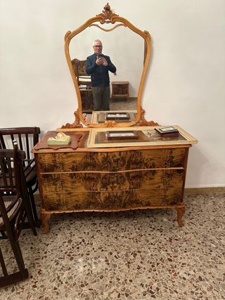 Vetrina in legno con ante in vetro