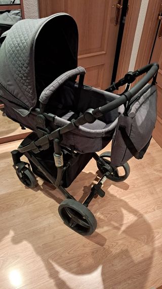 Carro de bebé gris con accesorios