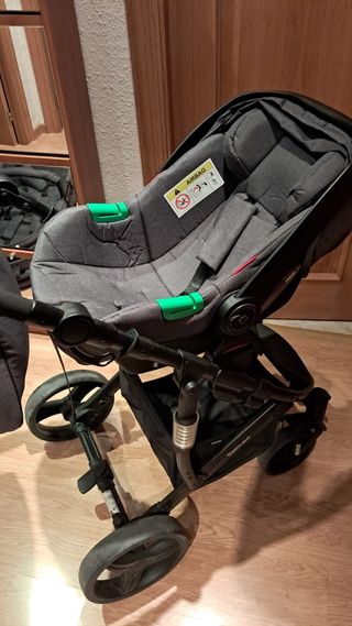 Carro de bebé gris con accesorios