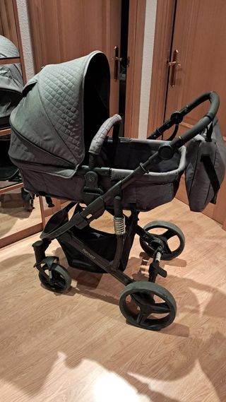 Carro de bebé gris con accesorios