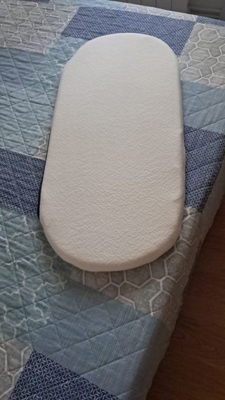 Carro de bebé gris con accesorios