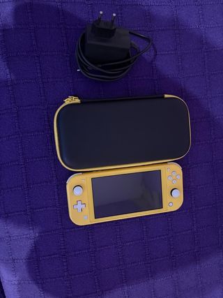 Nintendo Switch Lite Amarillo + Funda y Cargador