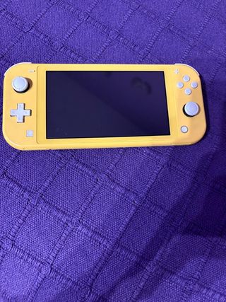 Nintendo Switch Lite Amarillo + Funda y Cargador